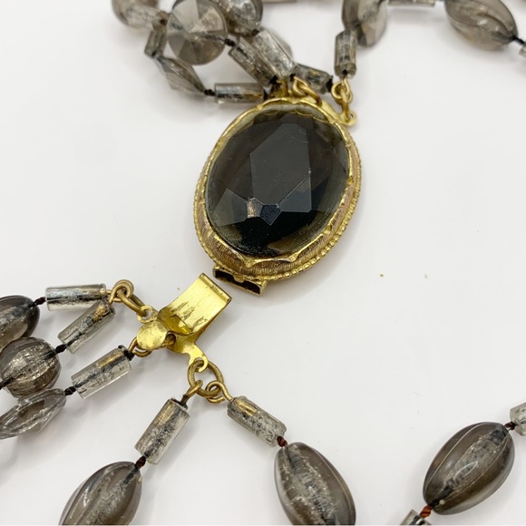 Vintage multistrand lightweight gray plastic bead necklace with decorative clasp - Picture 6 of 12